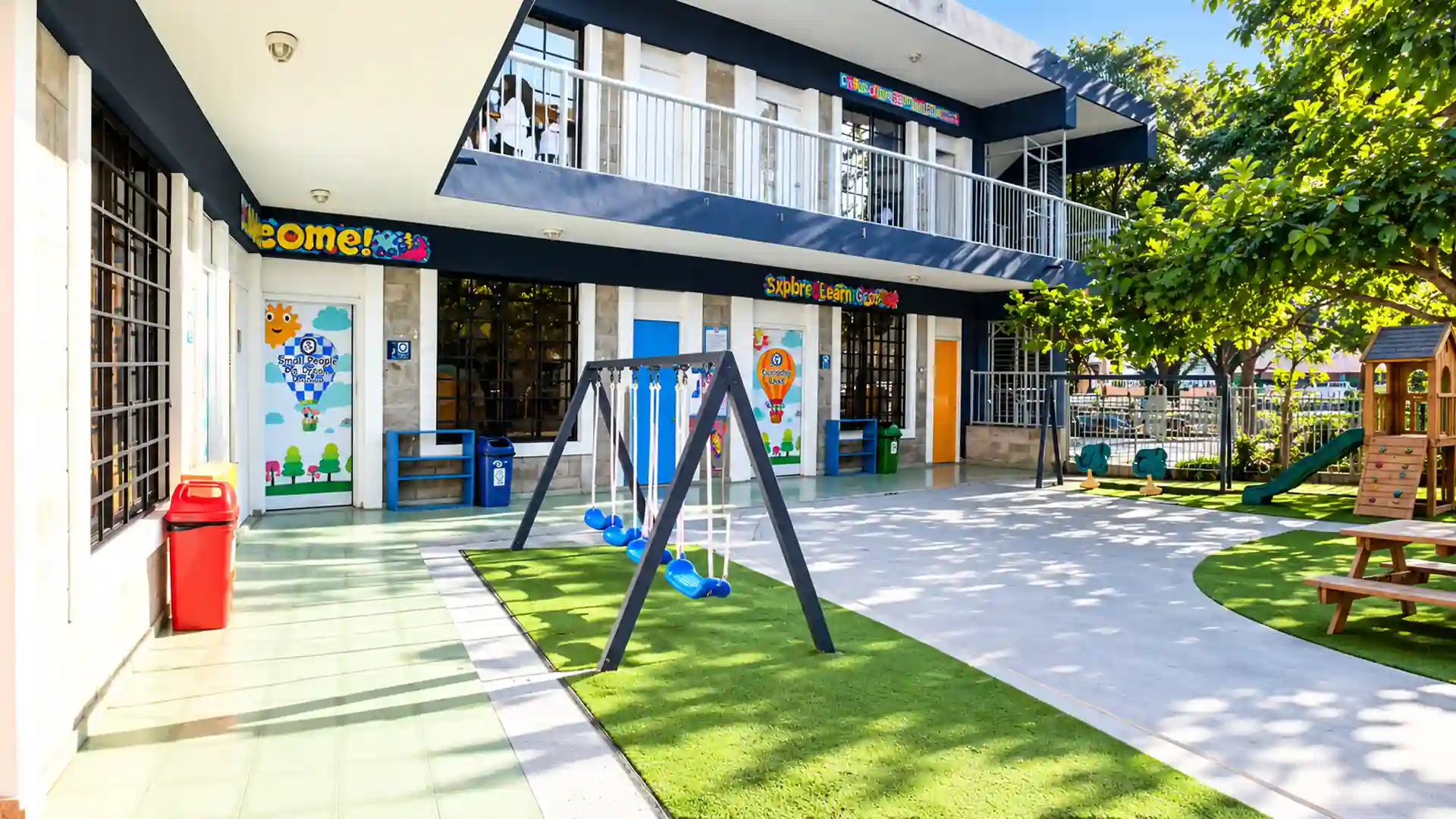 Patio del Colegio Padres y Maestros con columpios, juegos infantiles y aulas alrededor del área recreativa.
