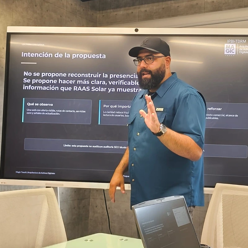 Francisco Sánchez, fundador de MAGIC TOUCH, presentando una propuesta de arquitectura de activos digitales frente a una pantalla durante una reunión.